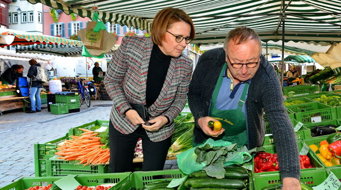 Staatsministerin Annette Widmann-Mauz auf dem Tübinger Marktplatz mit Gärtner Gerhard Kehrer. FOTO: NIETHAMMER
