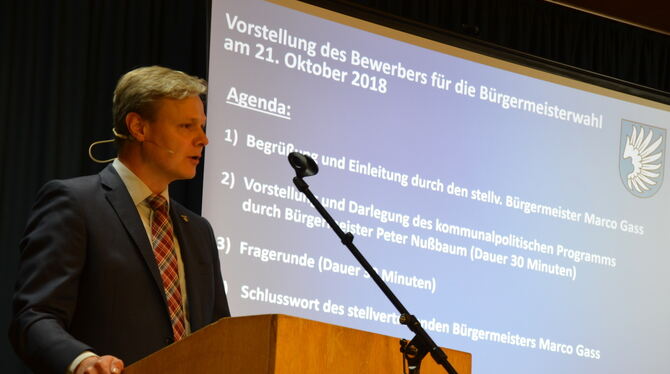 Peter Nußbaum (links) musste in Honau kritische Fragen von Walter Saur (oben) und Wilfried Schneider beantworten.  FOTOS: SAUTTE