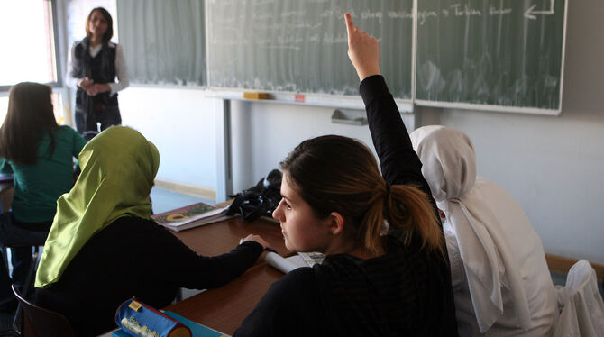 Unterricht auf Türkisch soll Kindern von Migranten aus der Türkei helfen, sich in beiden Welten zurechtzufinden.  FOTO: DPA