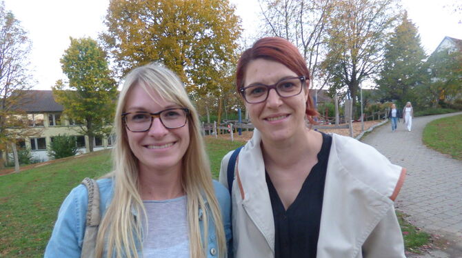 Ines Mayer (links) und Zina Will verfolgen den Wahlkampf aufmerksam.