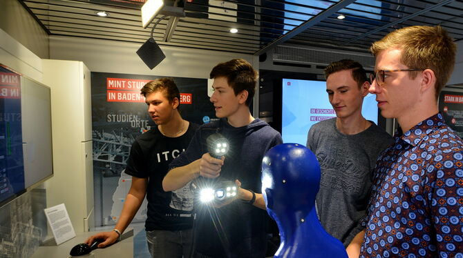 Mit dem  3-D-Scanner  vermessen   Zwölftklässler des  Johannes-Kepler-Gymnasiums einen blauen Kopf. FOTO: NIETHAMMER