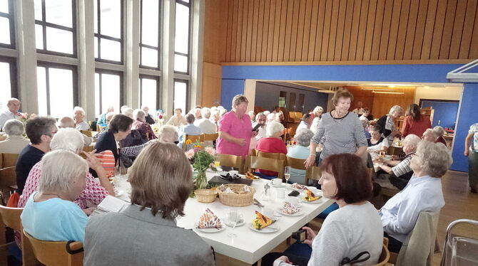 Annähernd hundert Besucher waren zum Fest in den Gemeindesaal der Auferstehungskirche gekommen.  FOTO: DÖRR