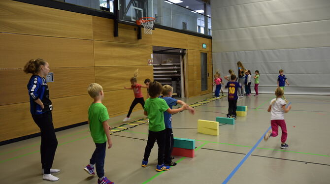 Koordinationstraining gehörte gestern ebenfalls zum Handballaktionstag für alle Pfullinger Zweitklässler, hier sind die Laiblin