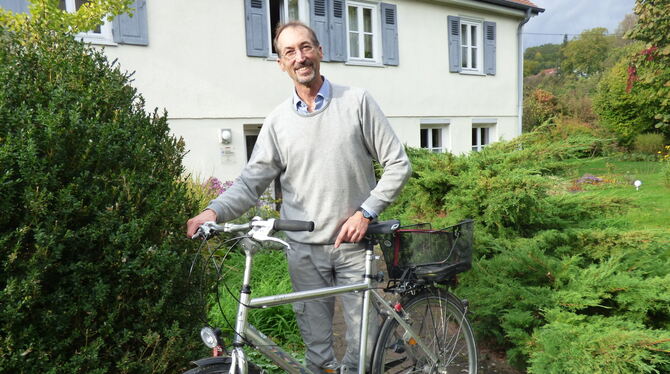 Mehr Zeit fürs Fahrradfahren: Pfarrer Eberhard Gläser geht in den Ruhestand.  FOTO: BÖRNER