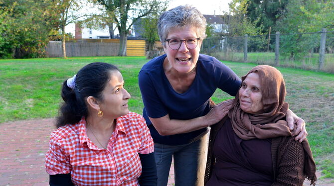 Im Asylcafé Sickenhausen tauschen sich Flüchtlinge und Einheimische aus. Annette Horn (Mitte) war von Anfang an dabei. FOTOS: NI
