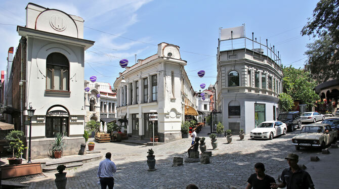 Georgien, im Bild eine Straßenszene in Tiflis, ist ein kleines Land mit großer literarischer Tradition.