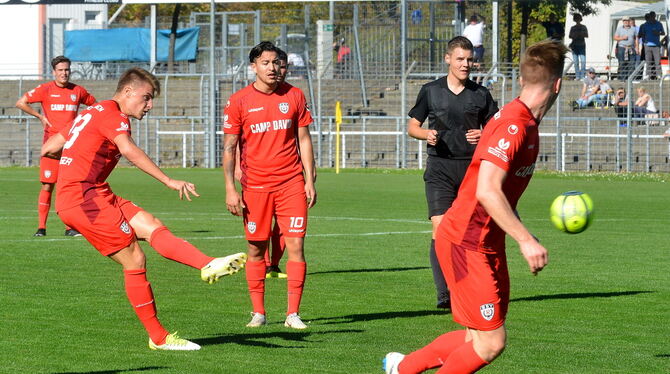 Tim Schwaiger (links), der zwei Tore erzielte, trifft per Freistoß zum 2:0.   FOTO: NIETHAMMER