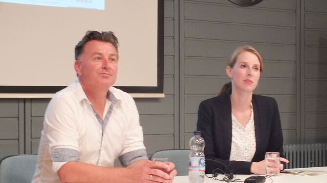 Michael Soukup, Projektleiter bei der EnBW und Katharina Maaß vom Nabu stehen in Pfullingen Rede und Antwort.