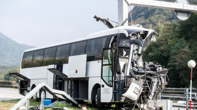 Reisebus in der Schweiz verünglückt