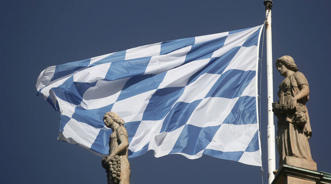 Eine weißblaue Fahne weht über dem bayerischen Landtag.