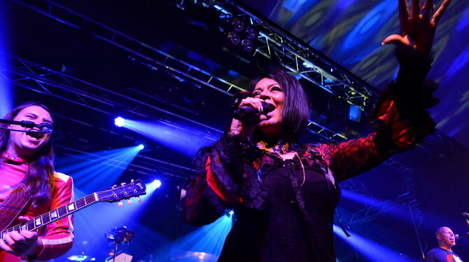 Sängerin Fauzia Maria Beg beim Auftritt mit der Band Welcome to the Pleasure Dome im franz.K.  FOTO: NIETHAMMER