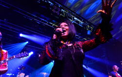 Sängerin Fauzia Maria Beg beim Auftritt mit der Band Welcome to the Pleasure Dome im franz.K.  FOTO: NIETHAMMER