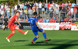 Zweifacher Torschütze für den SSV Reutlingen: Tim Schwaiger trifft in dieser Szene zum 3:0. Rechts: Noah Zwick.  FOTOS: NIETHAMM