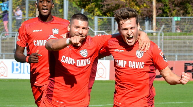 Marcel Avdic (links) und Tom Schiffel feiern das 1:0. Hinten: Onesi Kuengienda.