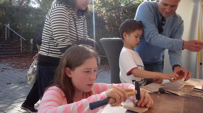 Lisa (11) und Theo (6) konzentrieren sich beim Nageln ihres Namens. FOTO: DÖRR