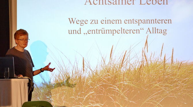 Ganz praktische Tipps zum Ballastabwerfen gab Gabi Raeggel im Oertel+Spörer-Saal vor rund 50 Zuhörern. FOTO: NIETHAMMER Ganz praktische Tipps zum Ballastabwerfen gab Gabi Raeggel im Oertel+Spörer-Saal vor rund 50 Zuhörern. FOTO: NIETHAMMER