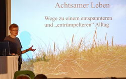 Ganz praktische Tipps zum Ballastabwerfen gab Gabi Raeggel im Oertel+Spörer-Saal vor rund 50 Zuhörern. FOTO: NIETHAMMER