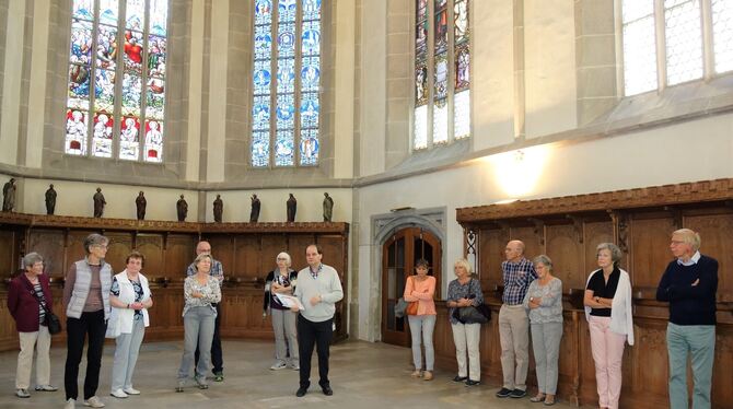 Eine Kirchenführung aus besonderem Anlass: Martin Fink (Mitte) hatte viel Interessantes über den Chorraum der Pfullinger Martins