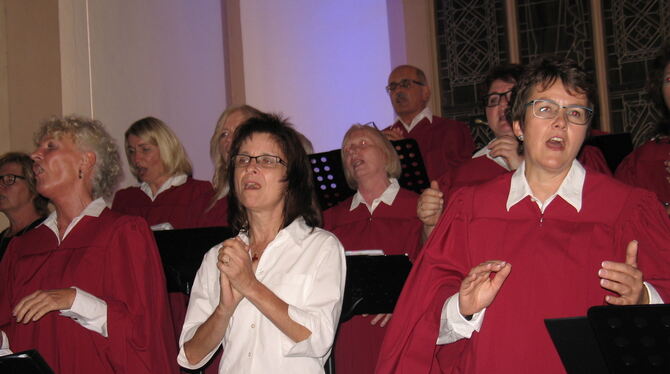 Die Begeisterung der Sänger überträgt sich auch auf das Publikum. FOTO: GEIGER