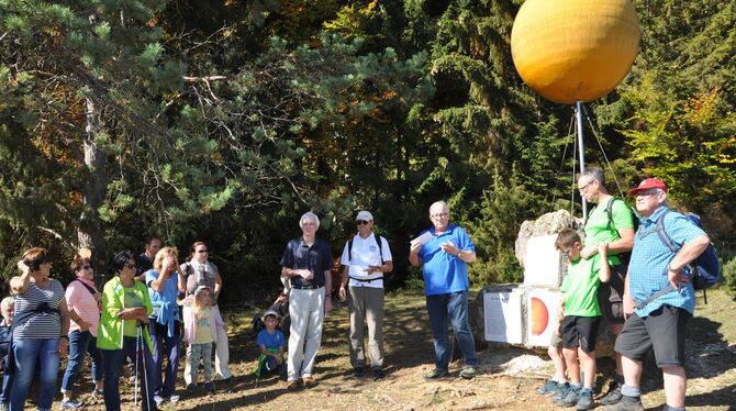 Bürgermeister Klemens Betz, Vierter von rechts, erläutert an der Sonne die Neubeschilderung des Gomadinger Planetenwegs.  FOTO: