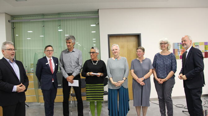 Zugetextet-Preisverleihung in Metzingen, umrahmt von Werner Theis (links) und Landrat Thomas Reumann (rechts). FOTO: PR Zugetextet-Preisverleihung in Metzingen, umrahmt von Werner Theis (links) und Landrat Thomas Reumann (rechts). FOTO: PR