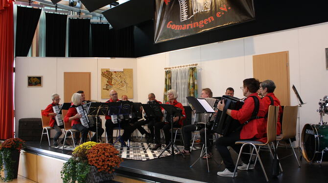 Tango-Klassiker und Abba-Hits spielten die Orchester auf der Herbstfeier des Akkordeon-Clubs. FOTO: VEREIN Tango-Klassiker und Abba-Hits spielten die Orchester auf der Herbstfeier des Akkordeon-Clubs. FOTO: VEREIN