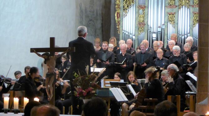 Die Mössinger Kantorei mit Orchester unter dem scheidenden Kantor Günther Löw bei der Aufführung von Händels »Messias« in der Pe