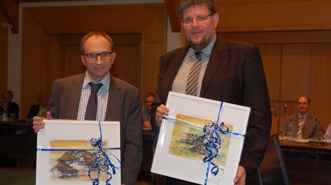 Zum Abschied gab es zwei Bilder von Hilde Franz, die bislang im Büro des Ersten Bürgermeisters hingen: Dietmar Bez (links) und O