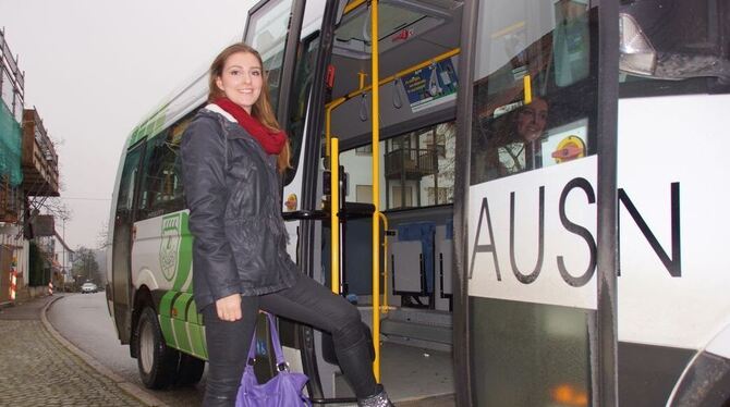 Celine Akilli steigt regelmäßig in den Ortsbus Pliezhausen.  FOTO: REY