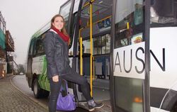 Celine Akilli steigt regelmäßig in den Ortsbus Pliezhausen.  FOTO: REY