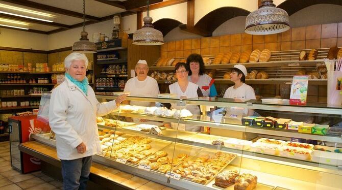 An Heiligabend fällt der Vorhang bei Kurzabeck (von links) Elsbeth Pelz, Manfred Pelz’ Witwe, Gottlob Kurz, Ingrid Grauer, Rosem An Heiligabend fällt der Vorhang bei Kurzabeck (von links) Elsbeth Pelz, Manfred Pelz’ Witwe, Gottlob Kurz, Ingrid Grauer, Rosem