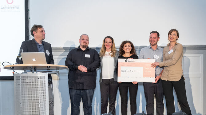 Das Gewinner-Team der diesjährigen Med-Tech Startup School: »Back in the Game« mit (von links) Professor Christian Plewnia, Jona