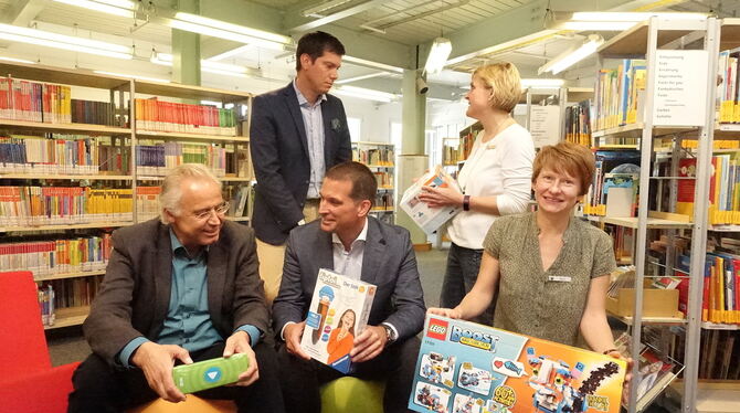 Auch Erwachsene fühlen sich in der Kinderbibliothek wohl: Kulturamtschef Werner Ströbele, Markus Barz, Bibliotheksleiterin Beate