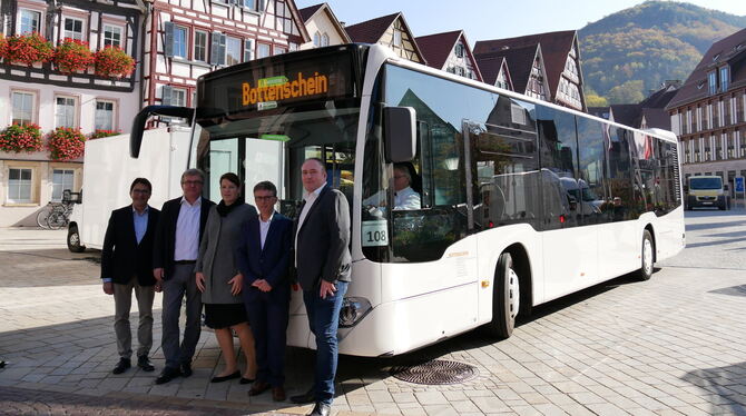 Die Firma Bottenschein, die den Uracher Stadtverkehr betreibt, stellt für die Kurstadt ihren ersten Hybridbus bereit - der erste Die Firma Bottenschein, die den Uracher Stadtverkehr betreibt, stellt für die Kurstadt ihren ersten Hybridbus bereit - der erste