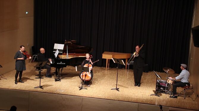 Zum Abschluss eines überaus hörenswerten Konzerts spielten Musikschullehrkräfte im Quintett: Anke Sosa (Violine), Takahiko Saito