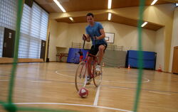 Die Schussbewegung ist gar nicht so einfach – nicht nur für den Autor. FOTO: GEUPEL