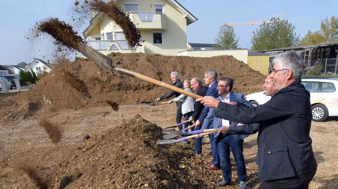 Spatenstecher für bezahlbaren Wohnraum (von rechts): Baubürgermeister Martin Gönner, Kreisbauchef Karl Scheinhardt, OB Michael B