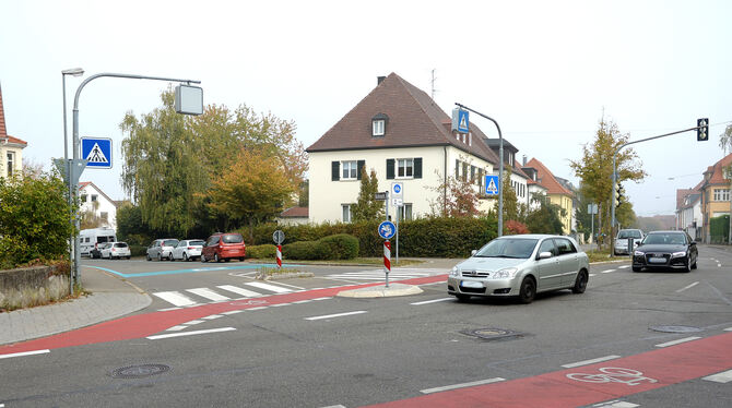 Die Fahrradstraße Moltke-/Bellinostraße (mit blauer Markierung) mündet bislang jäh an einer unübersichtlichen Kreuzung mit der R