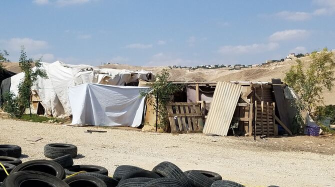 Behausungen in Khan al-Ahmar. Mehrere neue Blechcontainer sind von den Israelis gleich nach dem Aufstellen abgerissen worden. Im