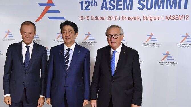 Japans Premierminister Shinzo Abe (M) wird vom Präsidenten des Europäischen Rates, Donald Tusk (l), und dem Präsidenten der Euro