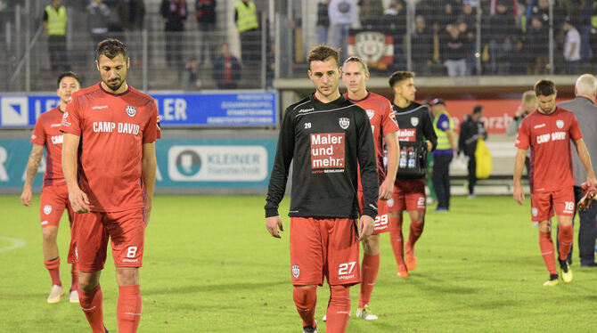 Enttäuscht: Die SSV-Spieler Gökhan Gümüssu (links) und Jonas Vogler. FOTO: BAUR Enttäuscht: Die SSV-Spieler Gökhan Gümüssu (links) und Jonas Vogler. FOTO: BAUR
