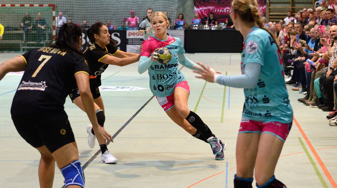 Shenia Minewskaja (Mitte) und ihre Metzinger Teamkolleginnen ließen Astrachan im Rückspiel nicht den Hauch einer Chance. Foto: P