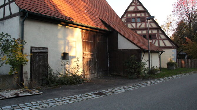 Neben dem Bauernhausmuseum Ödenwaldstetten (rechts im Hintergrund) soll die Scheunenwerkstatt entstehen. FOTO: DEWALD