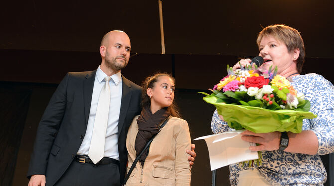 Gratulation für ihren Nachfolger Christian Majer gab's von der amtierenden Bürgermeisterin Anette Rösch und Blumen für seine Leb