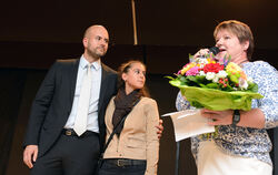 Gratulation für ihren Nachfolger Christian Majer gab's von der amtierenden Bürgermeisterin Anette Rösch und Blumen für seine Leb