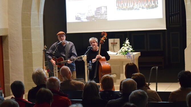 Lehrreiche und unterhaltsame Zeitreise: Birgit und Dieter Stoll in der Kirche. FOTO: JAENSCH