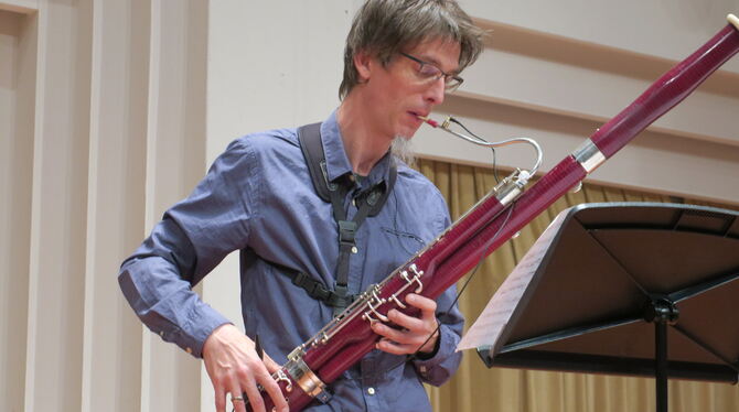 Virtuose Klangtouren durchs Knurrige: Johannes Schwarz am Fagott.  FOTO: KNAUER
