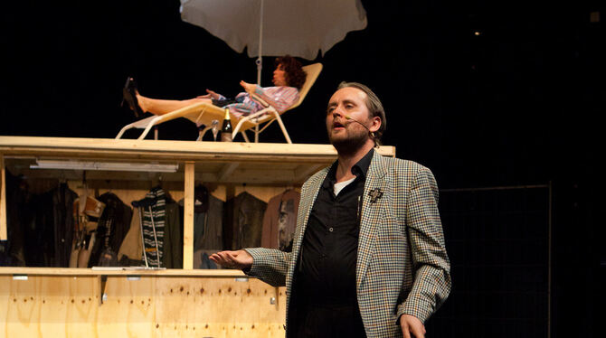 Boss und Bettler: David Liske als Peachum und Santiago Österle als Filch.  FOTO: SCHULTZE