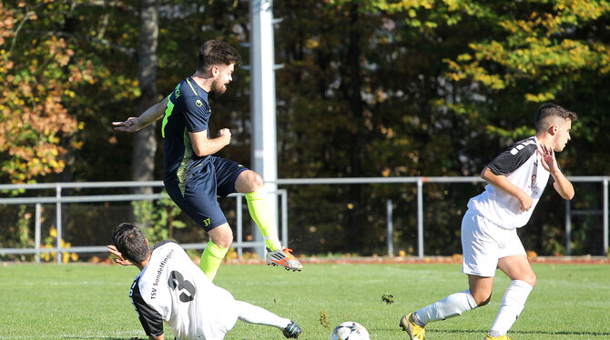 Durchgesetzt: Alexander Hirning, dreifacher Torschütze des TSV Riederich, gibt dem Sondelfinger Leon Tavakol (am Boden) das Nach