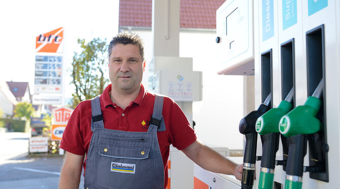 An zwei Freitagen war Thomas Sauers freie Tankstelle in Genkingen bereits leer. Der Kraftstoff-Nachschub stockt. FOTOS: PIETH